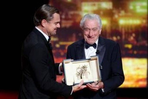 Cannes, DiCaprio consegna Palma d'Oro a De Niro: &quot;Ha ispirato tutti noi&quot;