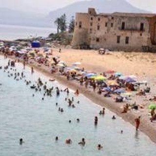 Caldo, nuova ondata a passo lento: oggi 6 città con bollino arancione ma domani scendono a 4 Caldo, nuova ondata a passo lento: oggi 6 città con bollino arancione ma domani scendono a 4