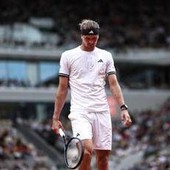 Roland Garros, piove e Zverev vuole chiusura del tetto: "Cosa aspettate?"