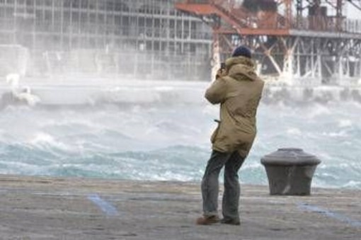 Meteo, nuova allerta della Protezione Civile: venti di burrasca e temporali al Centro-Nord Meteo, nuova allerta della Protezione Civile: venti di burrasca e temporali al Centro-Nord