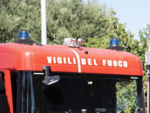 Incendio all'alba a Napoli, morto un 55enne: salvi il fratello e la madre