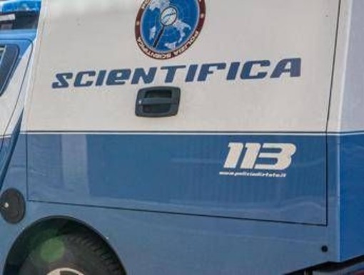 Roma, accoltella l'amica alla schiena durante lite per un ragazzo: arrestata 19enne