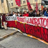 Torino, bidoni di letame rovesciati davanti al municipio prima del corteo per lo sciopero generale: il video Torino, bidoni di letame rovesciati davanti al municipio prima del corteo per lo sciopero generale: il video