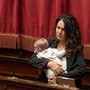 Legge elettorale, Barzotti in aula con il figlia piccola per seguire Conte