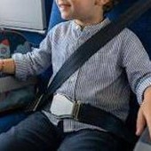 Bambino non vuole di allacciarsi la cintura prima del decollo, volo cancellato