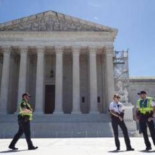 Dazi Usa, chi sono i tre giudici conservatori che hanno 'voltato le spalle' a Trump Dazi Usa, chi sono i tre giudici conservatori che hanno 'voltato le spalle' a Trump