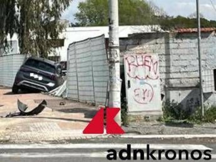 Roma, 13enne travolto da un suv su marciapiede davanti a scuola: non è in pericolo di vita Roma, 13enne travolto da un suv su marciapiede davanti a scuola: non è in pericolo di vita