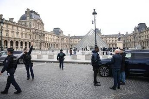 Colpo al Louvre, altri quattro fermi per il furto dei gioielli della corona francese Colpo al Louvre, altri quattro fermi per il furto dei gioielli della corona francese