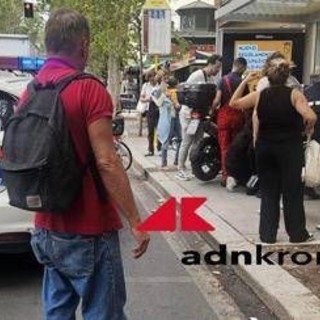 Paura vicino alla sinagoga di Roma, una moto si schianta sulla pensilina del bus: ferita un'anziana