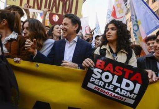 Corteo M5S contro il riarmo, Conte 'invade' la piazza: &quot;Costruiamo l'alternativa&quot;