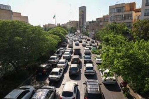 Iran, fuga da Teheran: &quot;Strade intasate e file per la benzina&quot;