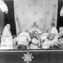 Cos'è l'intronizzazione del Papa, storia di una sacra incoronazione