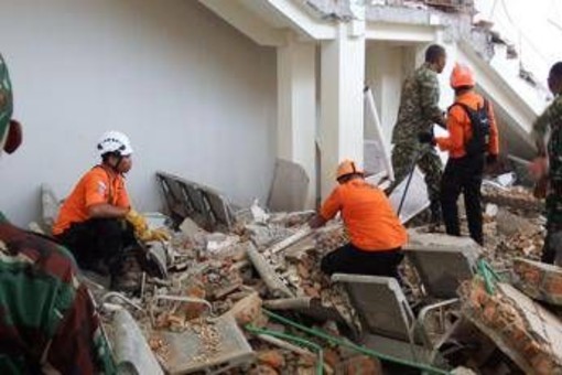 Terremoto in Indonesia, sisma di magnitudo 7,7 a largo isola di Flores: almeno 20 morti Terremoto in Indonesia, sisma di magnitudo 7,7 a largo isola di Flores: almeno 20 morti