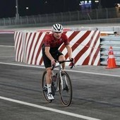Dalle quattro ruote ai pedali: Bottas va da Sepang a Singapore in bici