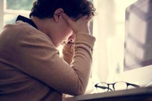 Sindrome dell'impostore, quando in ufficio pesa il nuovo ruolo e il confronto con i colleghi