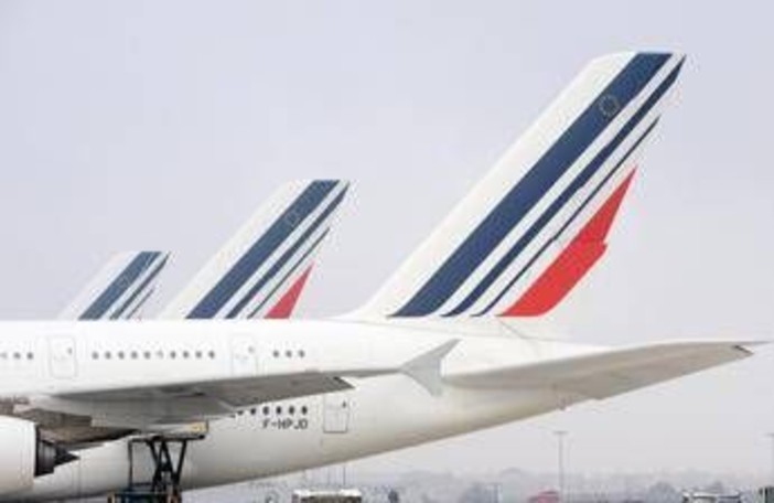 Francia, odore di bruciato in cabina: aereo diretto a Seul atterra a Monaco Francia, odore di bruciato in cabina: aereo diretto a Seul atterra a Monaco
