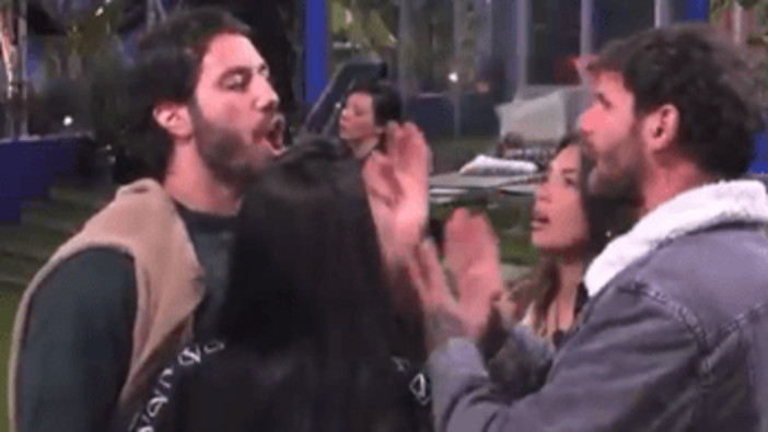 Caos al Grande Fratello, Omer si abbassa i pantaloni e Jonas lo attacca