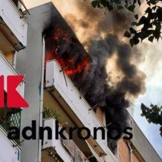 Roma, scoppia un incendio in un palazzo: fiamme e paura in viale Togliatti Roma, scoppia un incendio in un palazzo: fiamme e paura in viale Togliatti