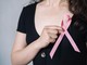 Il tumore al seno come malattia professionale: hostess vince causa storica in Francia