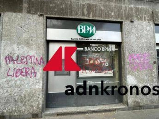 Corteo Pro Pal a Milano, scritta choc 'Spara a Giorgia' su filiale banca