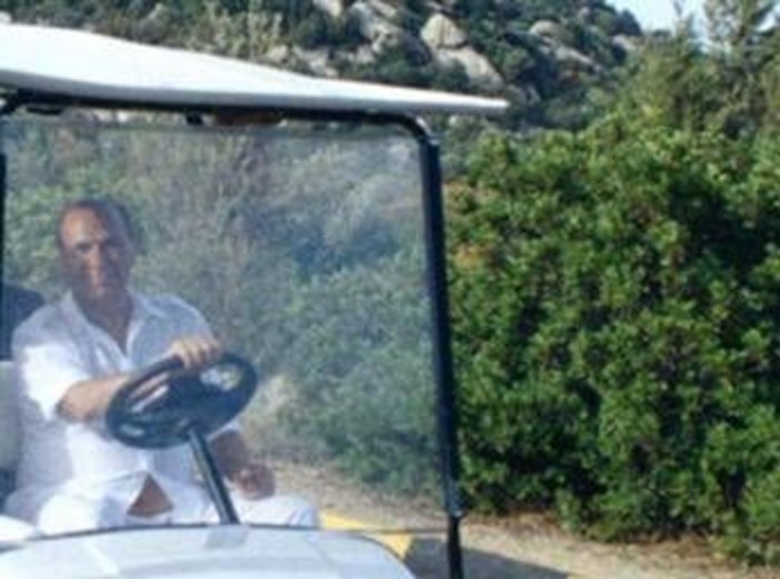 Berlusconi, figli e amici storici arrivati in Sardegna: pranzo di famiglia a Villa Certosa in ricordo del Cav Berlusconi, figli e amici storici arrivati in Sardegna: pranzo di famiglia a Villa Certosa in ricordo del Cav