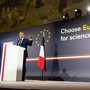 Macron ai ricercatori Usa: &quot;Scegliete l'Europa&quot;. Ma la chiamata irrita Roma