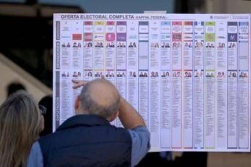 Elezioni Argentina, al via lo spoglio: l'affluenza è stata bassa Elezioni Argentina, al via lo spoglio: l'affluenza è stata bassa