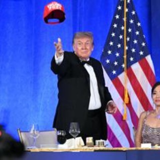 Trump e l'annuncio con il cappellino rosso: "E' mia intenzione candidarmi alle presidenziali 2028" Trump e l'annuncio con il cappellino rosso: "E' mia intenzione candidarmi alle presidenziali 2028"