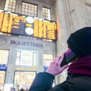 Caos treni alla Vigilia di Natale, guasto a nodo ferroviario di Napoli e ritardi di oltre un'ora su Alta Velocità e Intercity Caos treni alla Vigilia di Natale, guasto a nodo ferroviario di Napoli e ritardi di oltre un'ora su Alta Velocità e Intercity