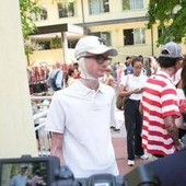 Primo giorno di scuola per i 4 ragazzi del Virgilio di Milano rimasti feriti a Crans Montana: l'applauso e l'abbraccio dei compagni Primo giorno di scuola per i 4 ragazzi del Virgilio di Milano rimasti feriti a Crans Montana: l'applauso e l'abbraccio dei compagni