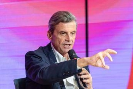 L'odissea di Calenda bloccato in Sicilia per tre giorni: "Stato la amministri per i prossimi 30 anni" L'odissea di Calenda bloccato in Sicilia per tre giorni: "Stato la amministri per i prossimi 30 anni"