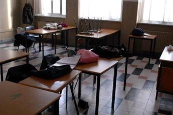 Roma, ragazzo a scuola con la pistola: arma puntata contro un compagno di classe Roma, ragazzo a scuola con la pistola: arma puntata contro un compagno di classe