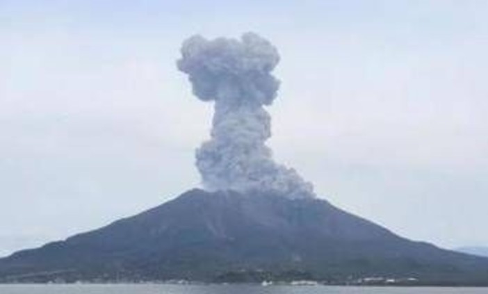 Il vulcano Sakurajima si 'risveglia': alta colonna di cenere e fumo