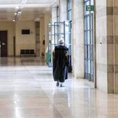 Lascia al nipote preferito un'eredità di 800mila euro ma gli altri non ci stanno: "Non vedeva bene, è stata guidata"