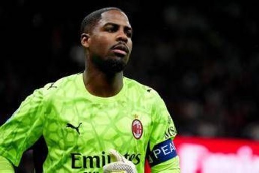 Milan, solidarietà a Maignan dopo gli insulti razzisti: "Condanniamo ogni forma di discriminazione" Milan, solidarietà a Maignan dopo gli insulti razzisti: "Condanniamo ogni forma di discriminazione"