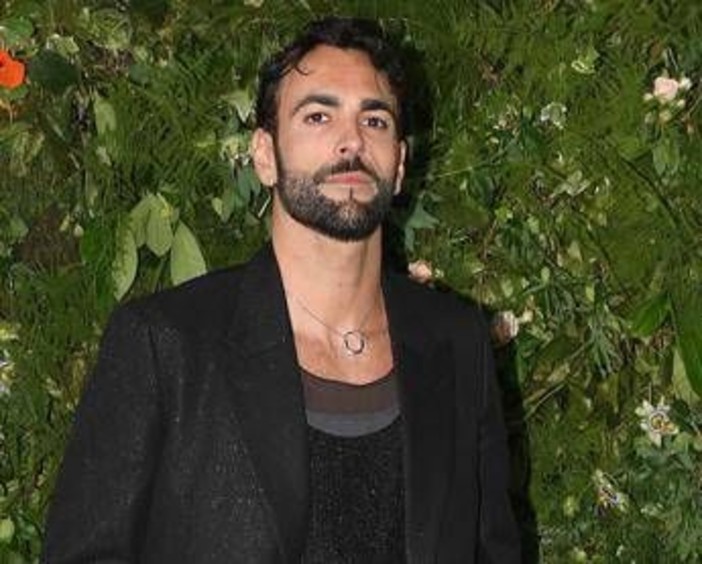Mengoni versione Grinch, la confessione sui social: "Mi fa schifo il Natale" Mengoni versione Grinch, la confessione sui social: "Mi fa schifo il Natale"