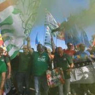 Ex Ilva Taranto, sciopero e blocco delle strade: "Servono misure straordinarie" Ex Ilva Taranto, sciopero e blocco delle strade: "Servono misure straordinarie"