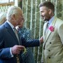 Re Carlo nominerà cavaliere David Beckham: la moglie Victoria diventa Lady