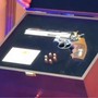 Erdogan e le pistole regalate al vertice Nato, il dono rebus per i leader: "Che ci faccio?" Erdogan e le pistole regalate al vertice Nato, il dono rebus per i leader: "Che ci faccio?"