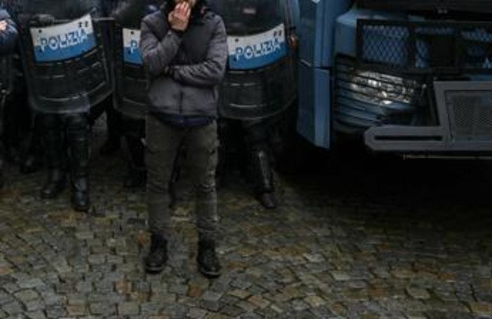 Tifoso ferito in scontri derby Torino, Procura: "Chiesti domiciliari per agente, lacrimogeno lanciato in modo non conforme"
