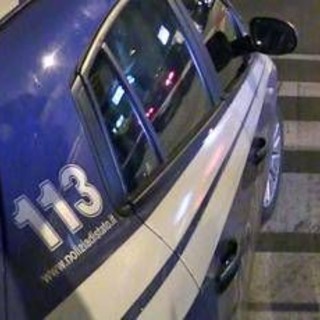 Torino, investito da un'auto mentre tenta di sfuggire a controllo antidroga: in 50 circondano la polizia Torino, investito da un'auto mentre tenta di sfuggire a controllo antidroga: in 50 circondano la polizia