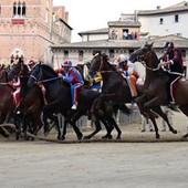 Palio di Siena, oggi la corsa dopo il rinvio: tutte le tappe della giornata, dalla pista alla 'conchiglia' Palio di Siena, oggi la corsa dopo il rinvio: tutte le tappe della giornata, dalla pista alla 'conchiglia'