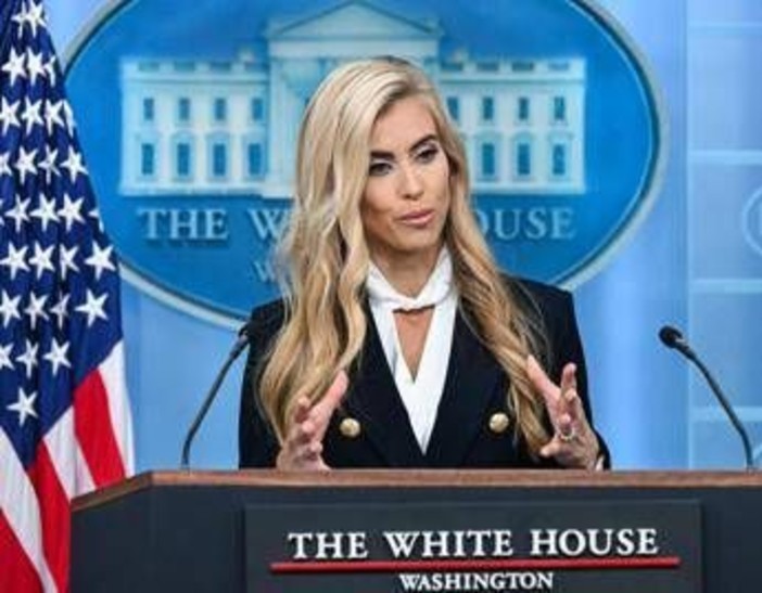 Trump, la nuova portavoce Katie Zacharia si presenta: solo 3 domande e un lapsus