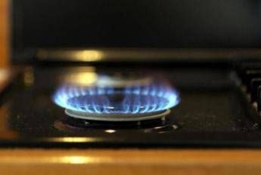 Attacco all'Iran, cosa succede alle bollette del gas degli italiani: come tutelarsi