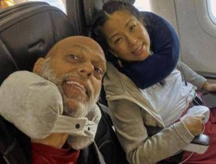 Max Parisi, il viaggio in Usa per il tumore al pancreas: "Con nuovo farmaco spero di arrivare a Natale" Max Parisi, il viaggio in Usa per il tumore al pancreas: "Con nuovo farmaco spero di arrivare a Natale"