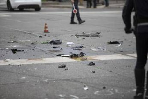 Scontro tra auto e moto a Milano nella notte, morto un 21enne