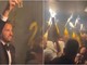 Harry Kane festeggia il Pallone d’Oro, ma le bottiglie con le scintille fanno discutere: sui social torna l’ombra di Crans-Montana