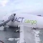 Hong Kong, aereo cargo esce di pista e finisce in mare: due morti