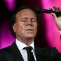 Julio Iglesias, archiviata denuncia per aggressioni sessuali