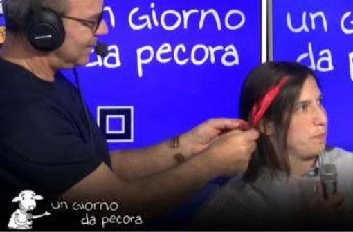 Schlein si tinge ciocca rossa per scommessa: &quot;Un po' alla Mirko dei Bee Hive&quot;